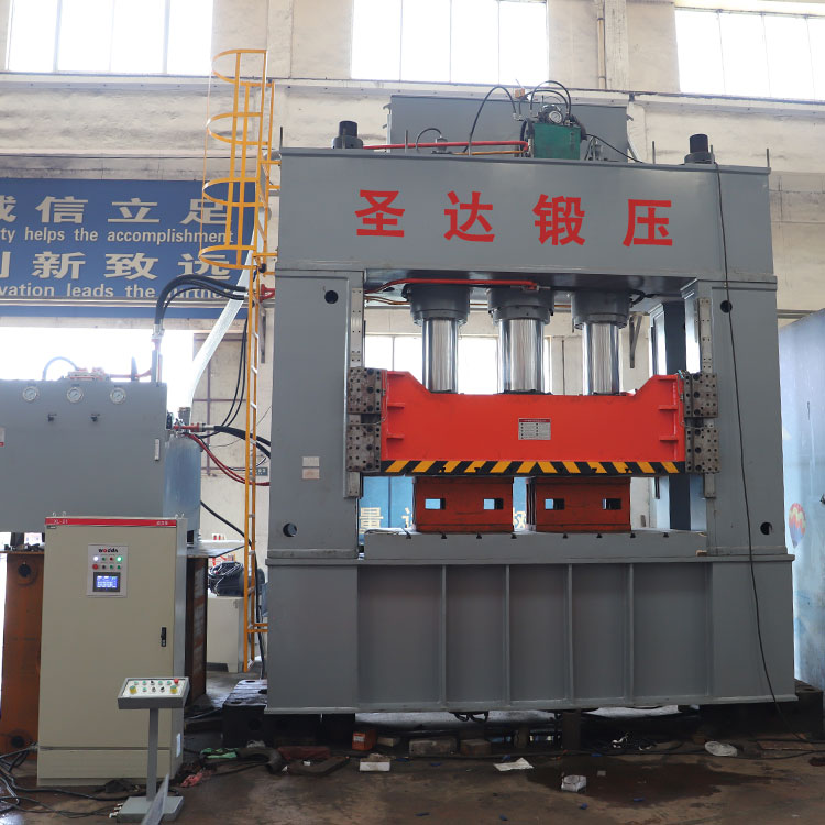 1000噸框架式液壓機(jī) 1000噸框架式液壓機(jī)