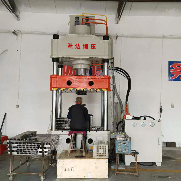 315噸三梁四柱液壓機客戶現場 315噸三梁四柱液壓機客戶現場