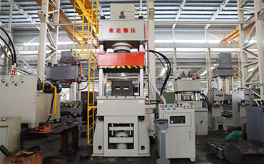 三梁四柱液壓機(jī)簡述（結(jié)構(gòu)、特點、參數(shù)及配置）